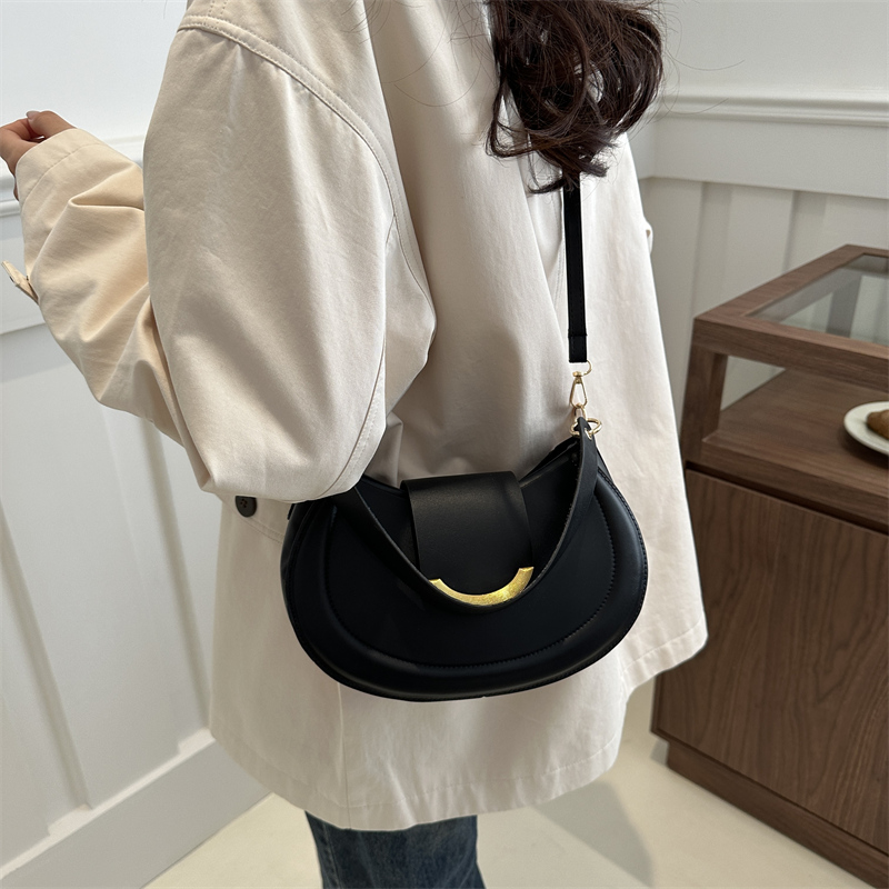 Women's Pu Leather Solid Color Vintage Style Classic Style Semicircle Buckle Shoulder Bag display picture 10