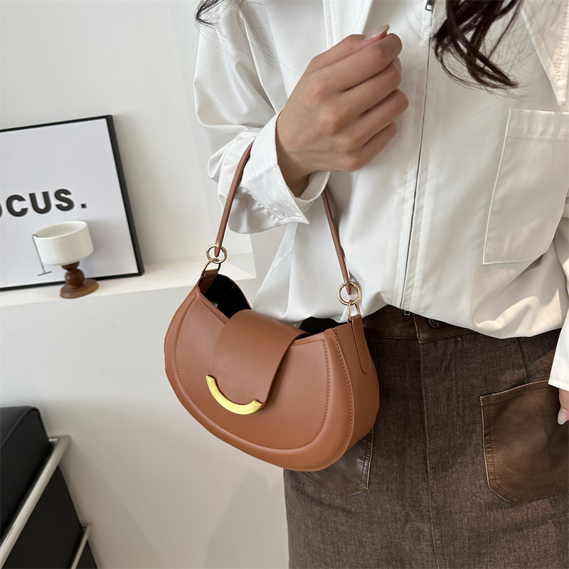 Women's Pu Leather Solid Color Vintage Style Classic Style Semicircle Buckle Shoulder Bag display picture 2