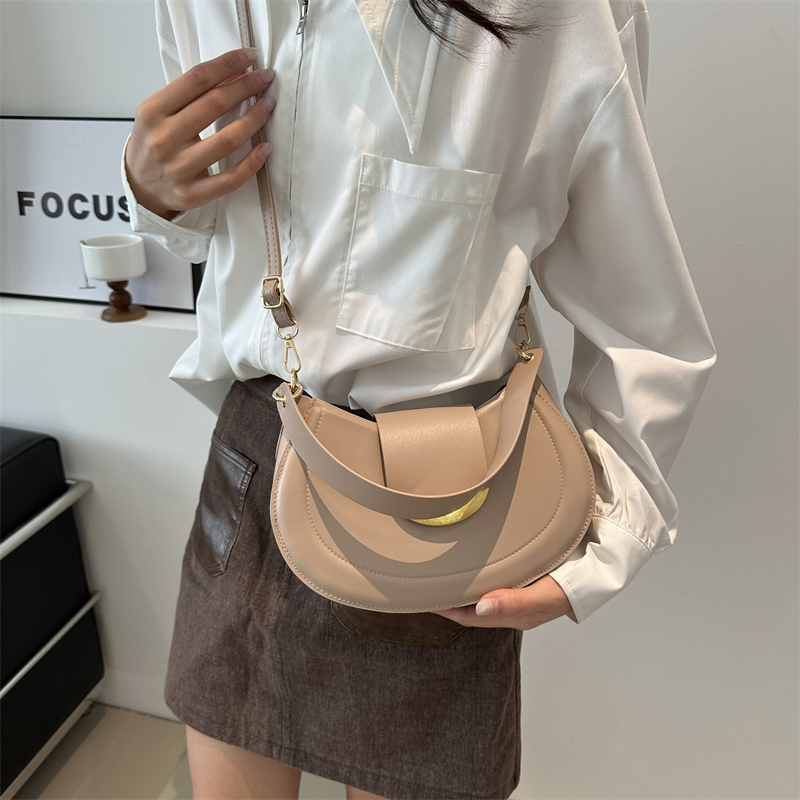 Women's Pu Leather Solid Color Vintage Style Classic Style Semicircle Buckle Shoulder Bag display picture 5
