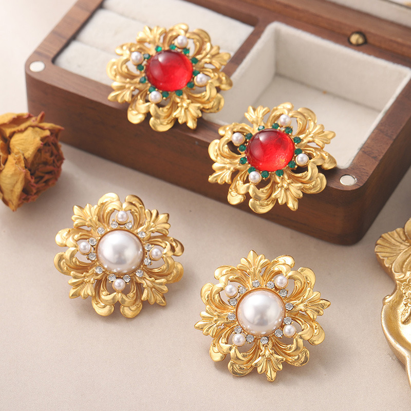 1 Pair Vintage Style French Style Flower Plating Inlay Copper Rhinestones Glass Stone Pearl 18k Middle Ancient Gold Ear Studs display picture 1