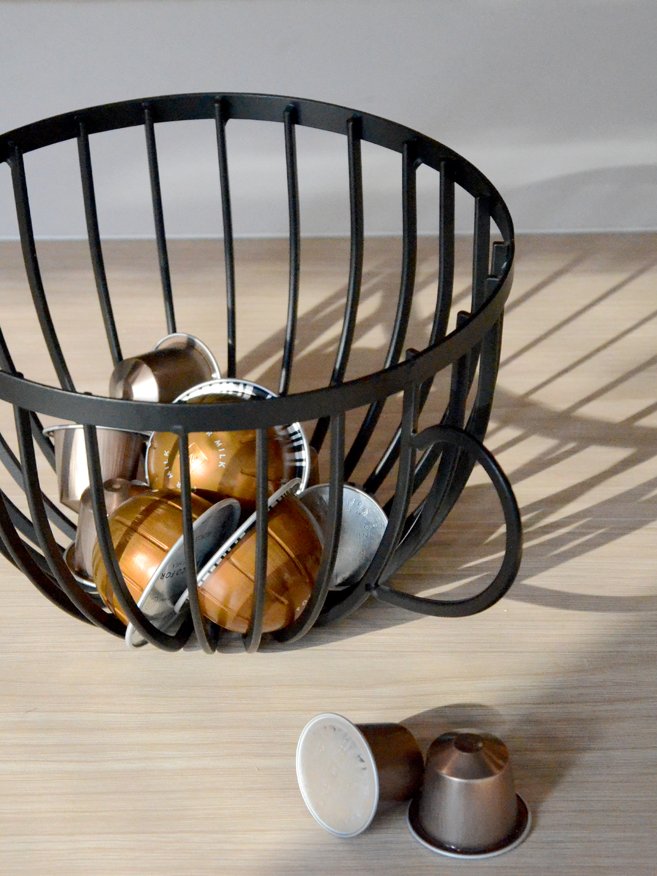 Elegant Retro Solid Color Iron Hollow Out Storage Basket display picture 6
