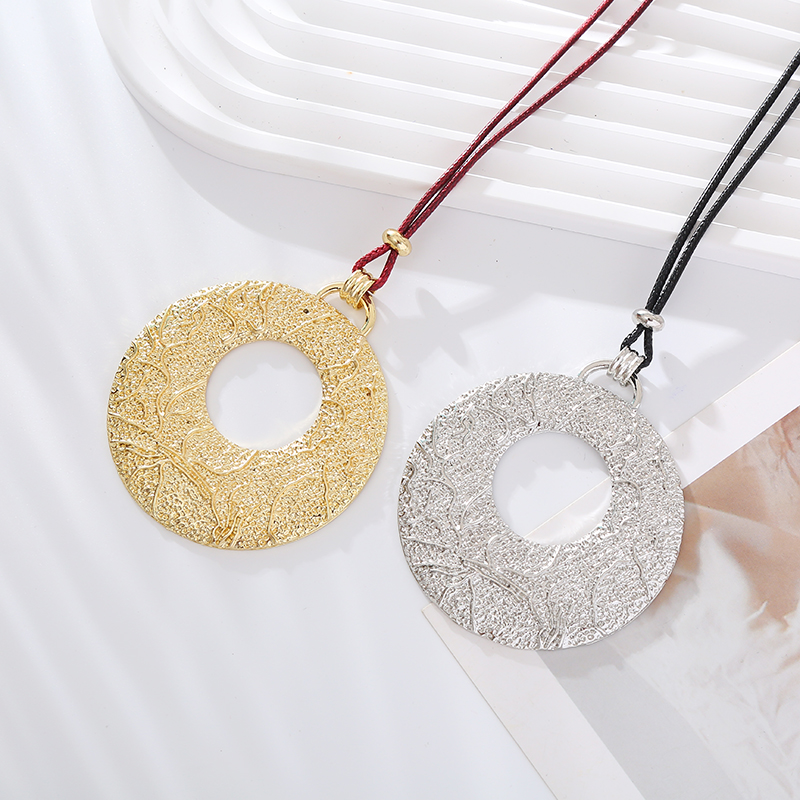 Elegant Simple Style Circle Alloy Leather Rope Plating Women's Pendant Necklace display picture 2