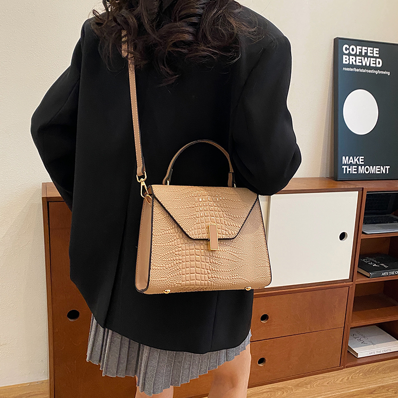 Women's Pu Leather Solid Color Classic Style Sewing Thread Square Flip Cover Shoulder Bag display picture 14