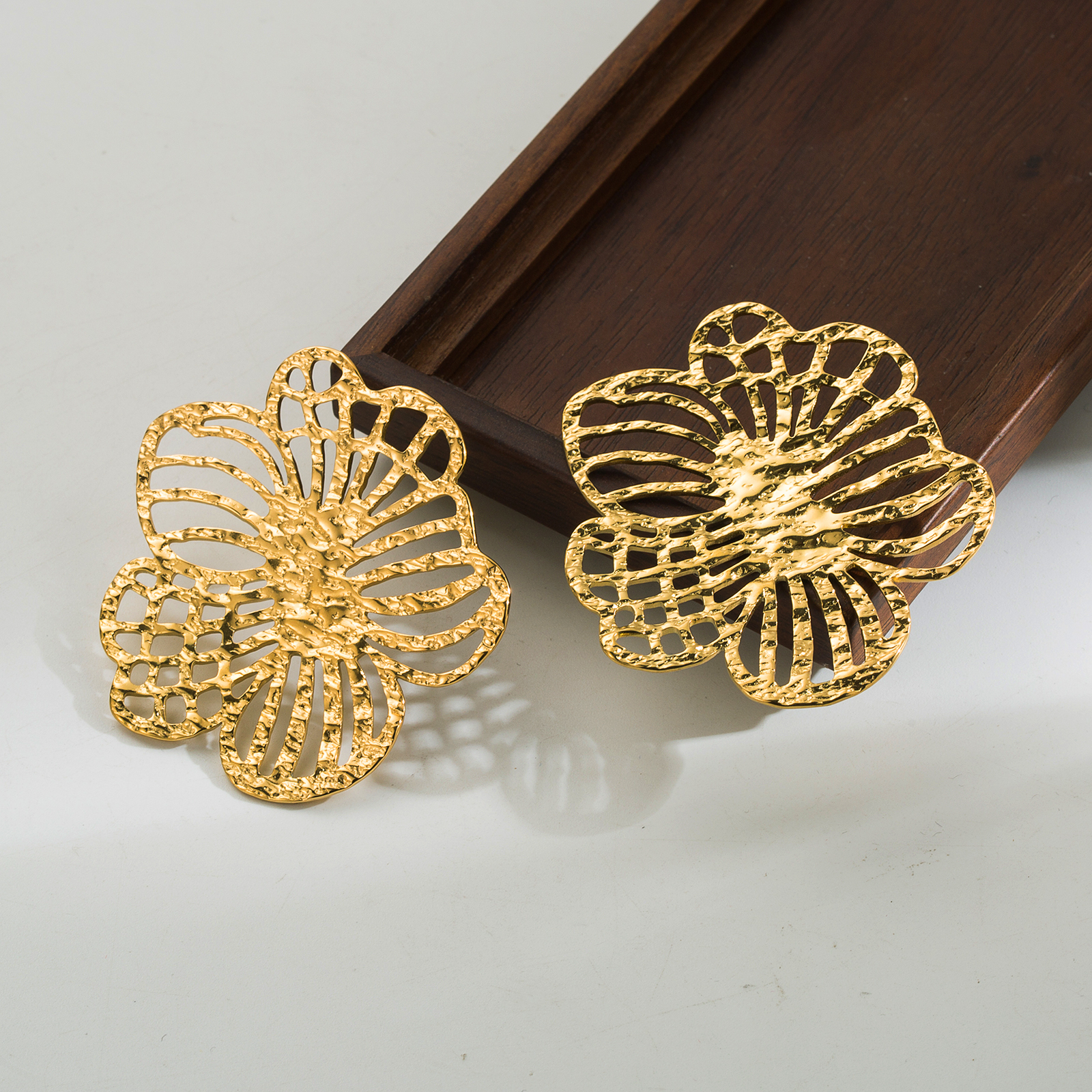 1 Pair Simple Style Leaves Solid Color Flower Plating Hollow Out Stainless Steel 18k Gold Plated Drop Earrings Ear Studs display picture 2