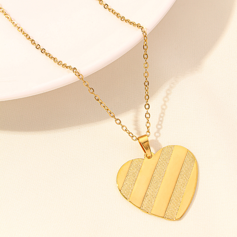 Elegant Simple Style Heart Shape Stainless Steel Plating 18k Gold Plated Pendant Necklace display picture 9
