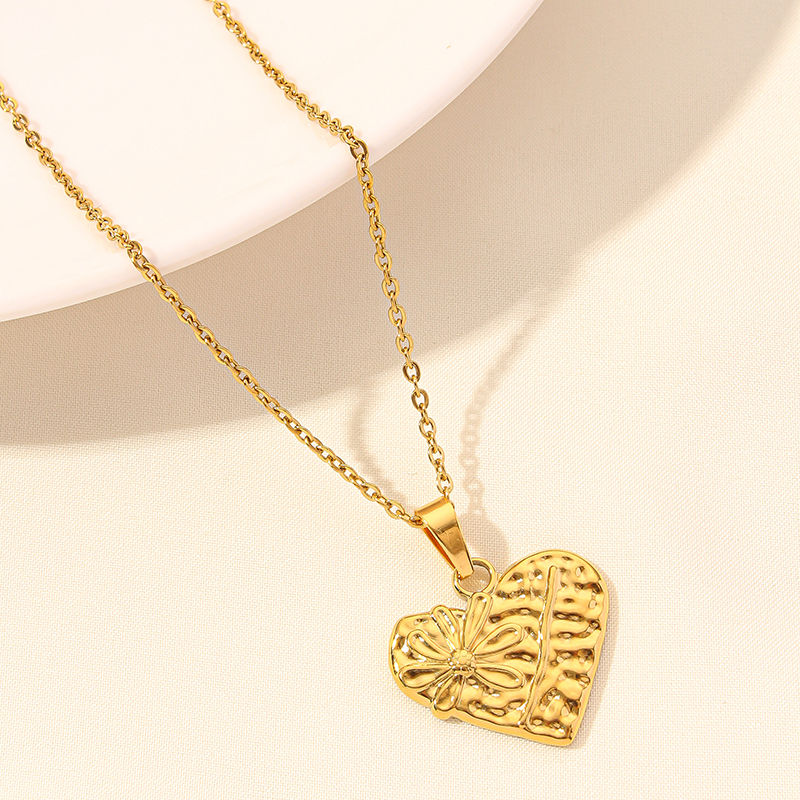 Elegant Simple Style Heart Shape Stainless Steel Plating Hollow Out 18k Gold Plated Pendant Necklace display picture 4