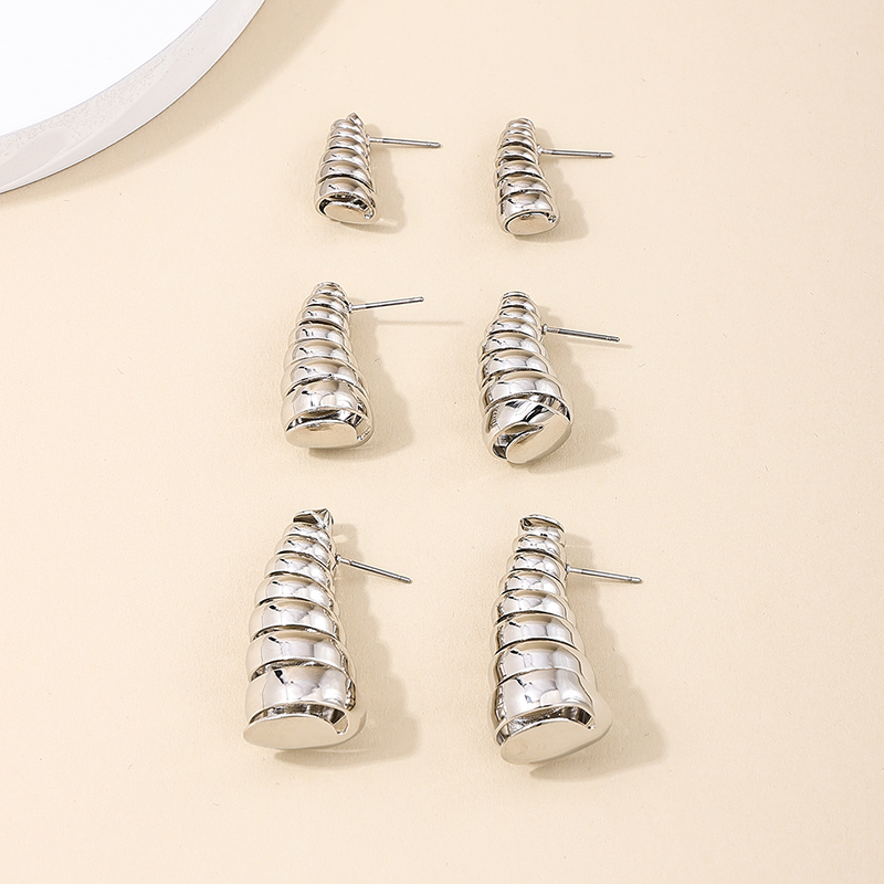 1 Pair Elegant Retro Exaggerated Solid Color Pleated Hollow Out Alloy Ear Studs display picture 6