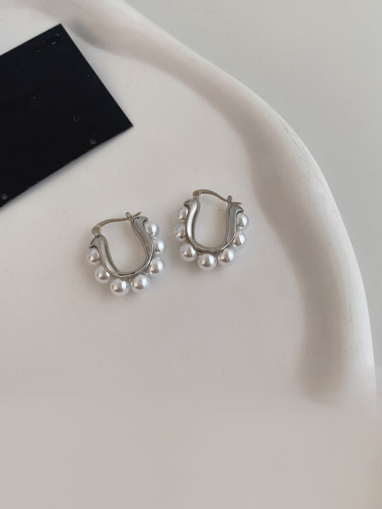 1 Piece Elegant Geometric Alloy Artificial Pearls Hoop Earrings display picture 2