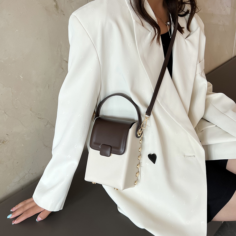 Women's Pu Leather Color Block Vintage Style Classic Style Sewing Thread Square Flip Cover Shoulder Bag display picture 10