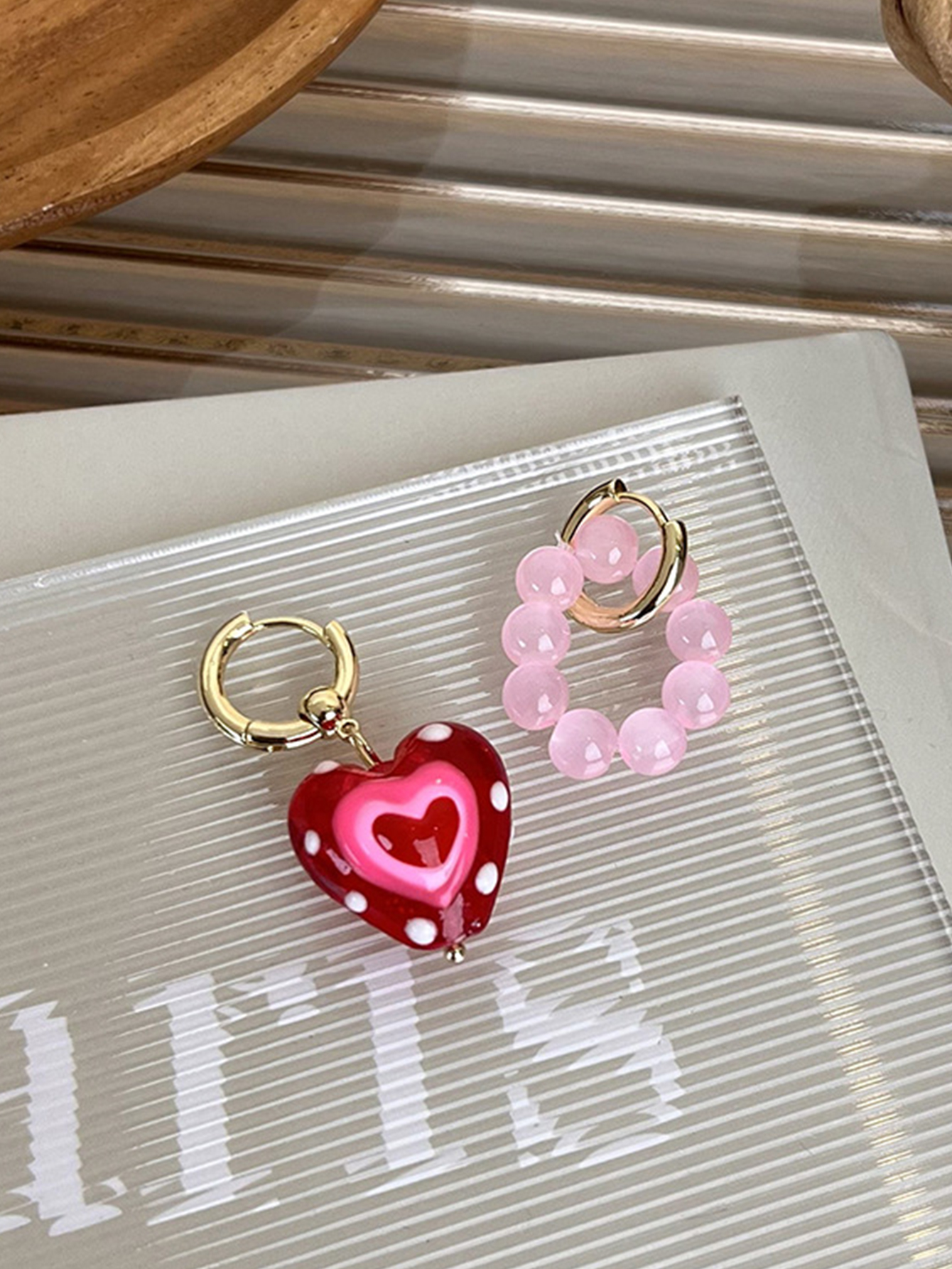 1 Pair Cute Heart Shape Arylic Drop Earrings display picture 4