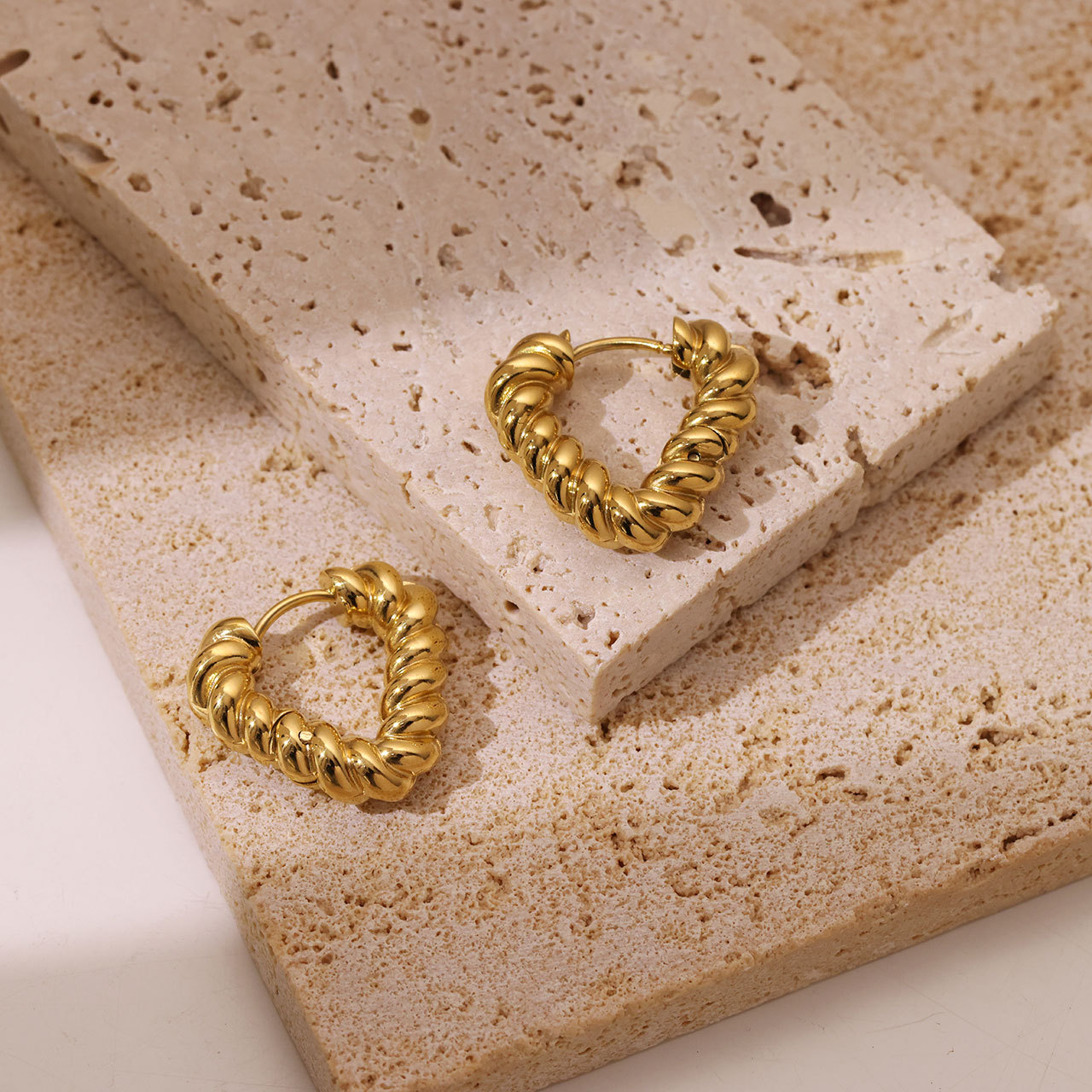 1 Paar Vintage-stil Einfacher Stil Herzform Rostfreier Stahl Weißgold Plattiert Reif Ohrringe display picture 4