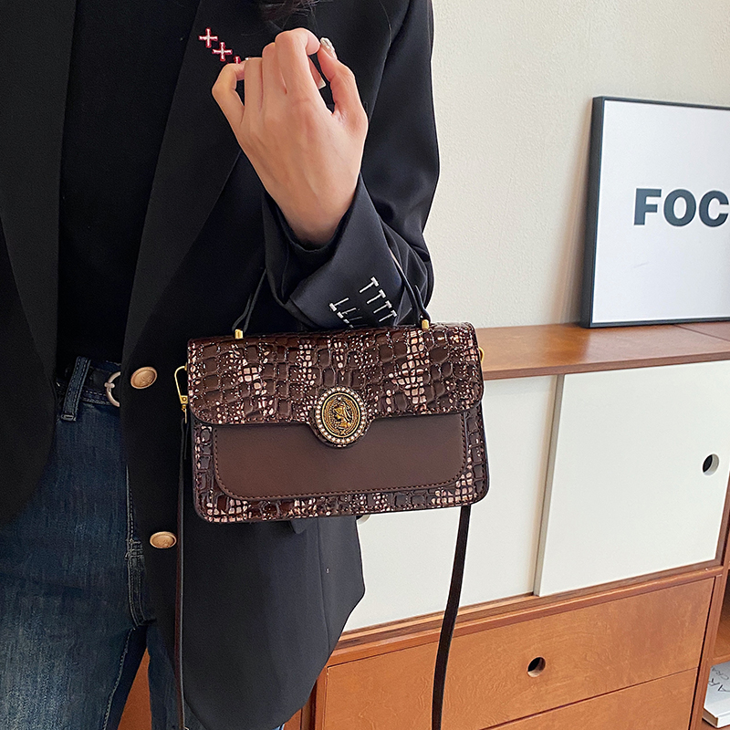 Women's Pu Leather Crocodile Vintage Style Classic Style Sewing Thread Metal Button Square Flip Cover Shoulder Bag display picture 13