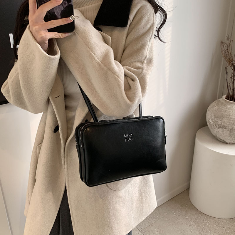 Women's Pu Leather Solid Color Vintage Style Classic Style Sewing Thread Square Zipper Shoulder Bag display picture 4