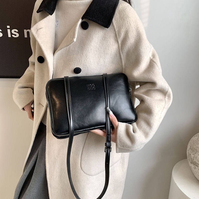 Women's Pu Leather Solid Color Vintage Style Classic Style Sewing Thread Square Zipper Shoulder Bag display picture 2