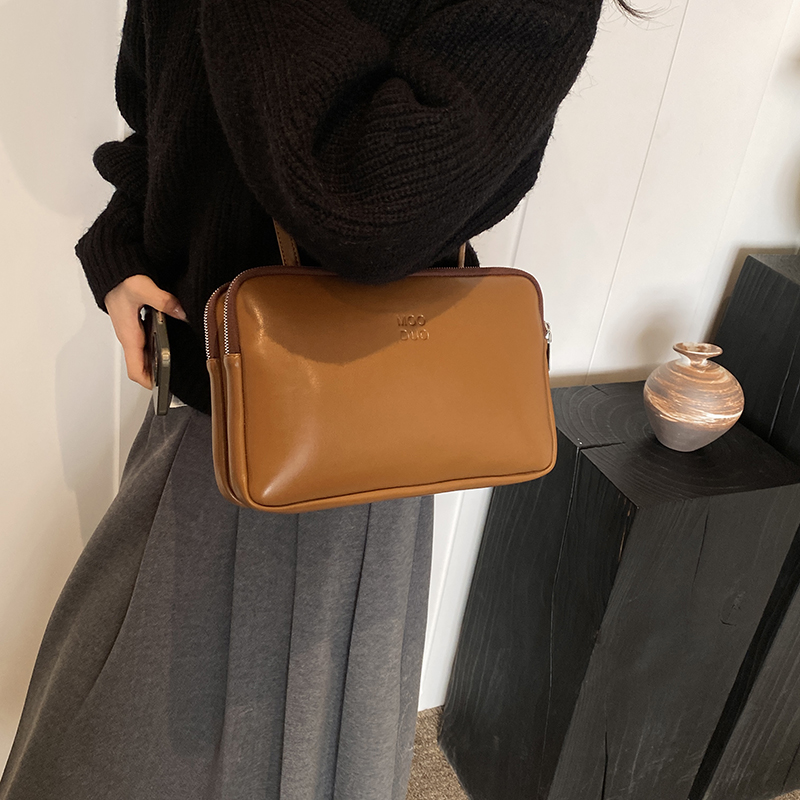 Women's Pu Leather Solid Color Vintage Style Classic Style Sewing Thread Square Zipper Shoulder Bag display picture 7