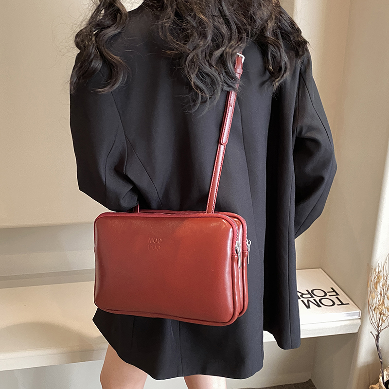 Women's Pu Leather Solid Color Vintage Style Classic Style Sewing Thread Square Zipper Shoulder Bag display picture 9
