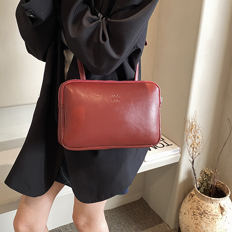 Women's Pu Leather Solid Color Vintage Style Classic Style Sewing Thread Square Zipper Shoulder Bag display picture 8