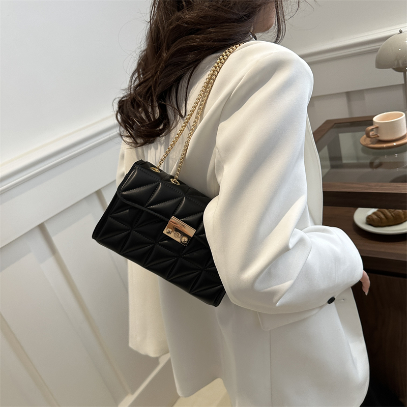 Women's Pu Leather Solid Color Vintage Style Classic Style Square Lock Clasp Shoulder Bag display picture 5