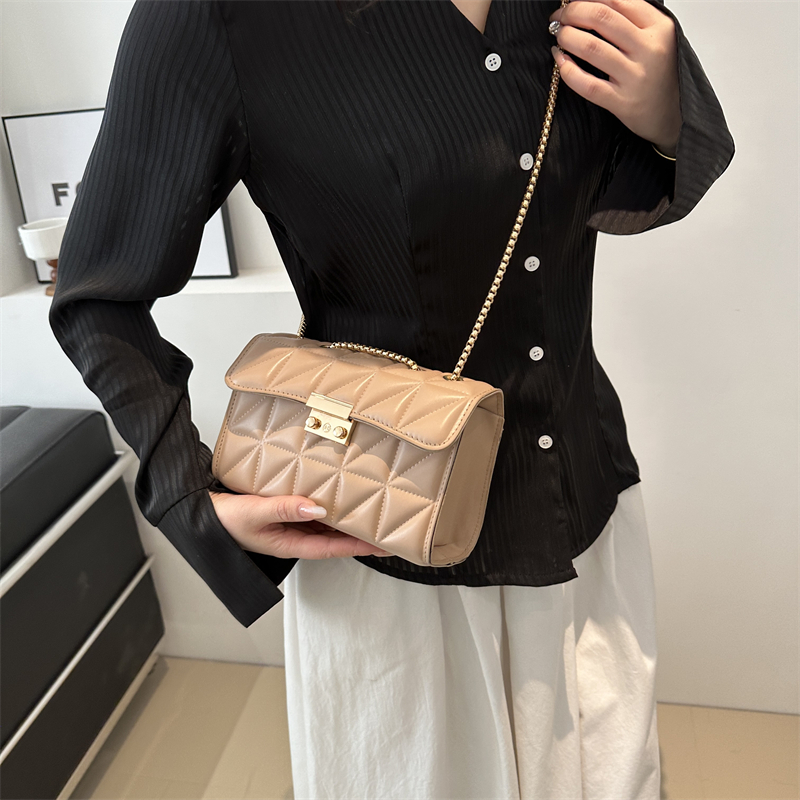 Women's Pu Leather Solid Color Vintage Style Classic Style Square Lock Clasp Shoulder Bag display picture 6