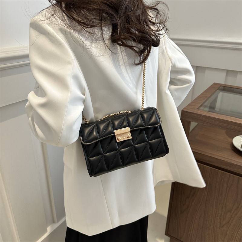 Women's Pu Leather Solid Color Vintage Style Classic Style Square Lock Clasp Shoulder Bag display picture 4