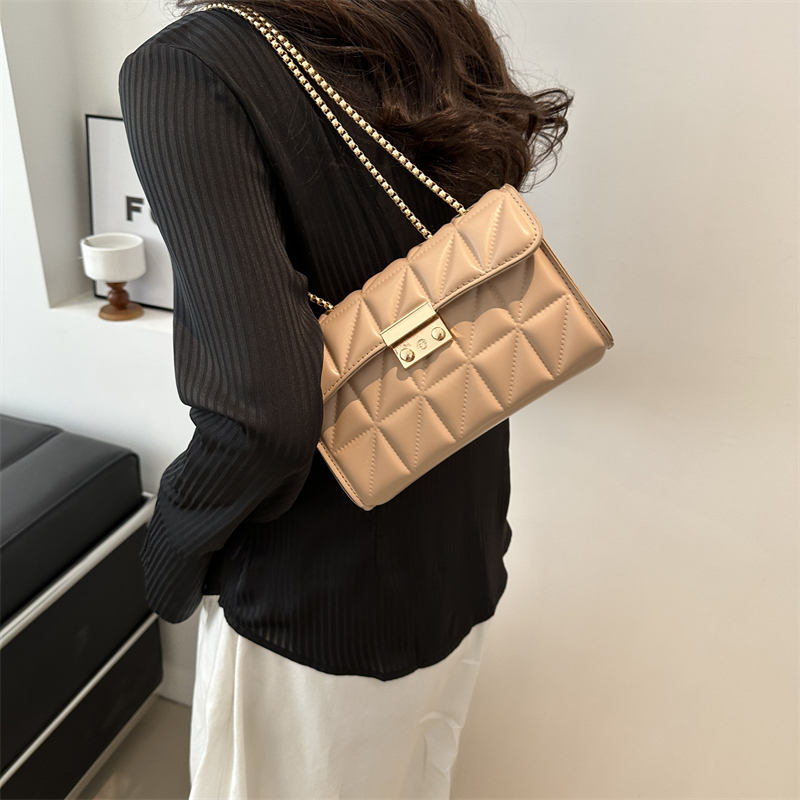 Women's Pu Leather Solid Color Vintage Style Classic Style Square Lock Clasp Shoulder Bag display picture 10