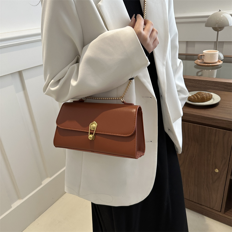 Women's Pu Leather Solid Color Vintage Style Classic Style Square Flip Cover Shoulder Bag display picture 5