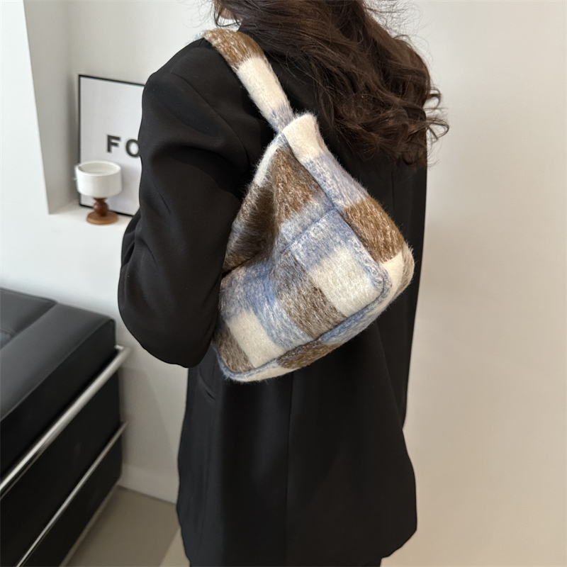 Women's Plush Color Block Classic Style Square Magnetic Buckle Underarm Bag display picture 8