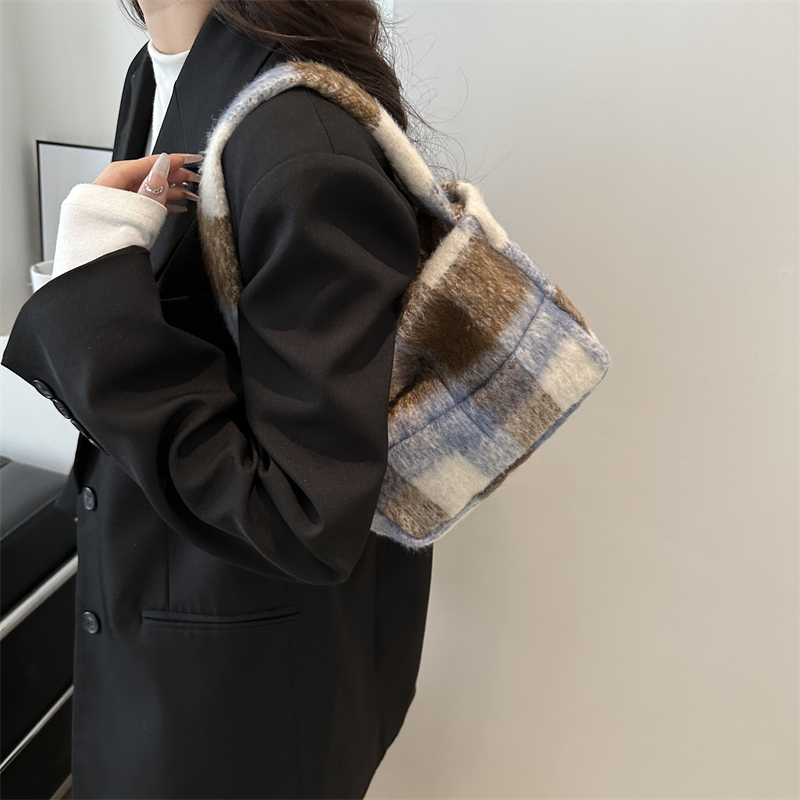 Women's Plush Color Block Classic Style Square Magnetic Buckle Underarm Bag display picture 6