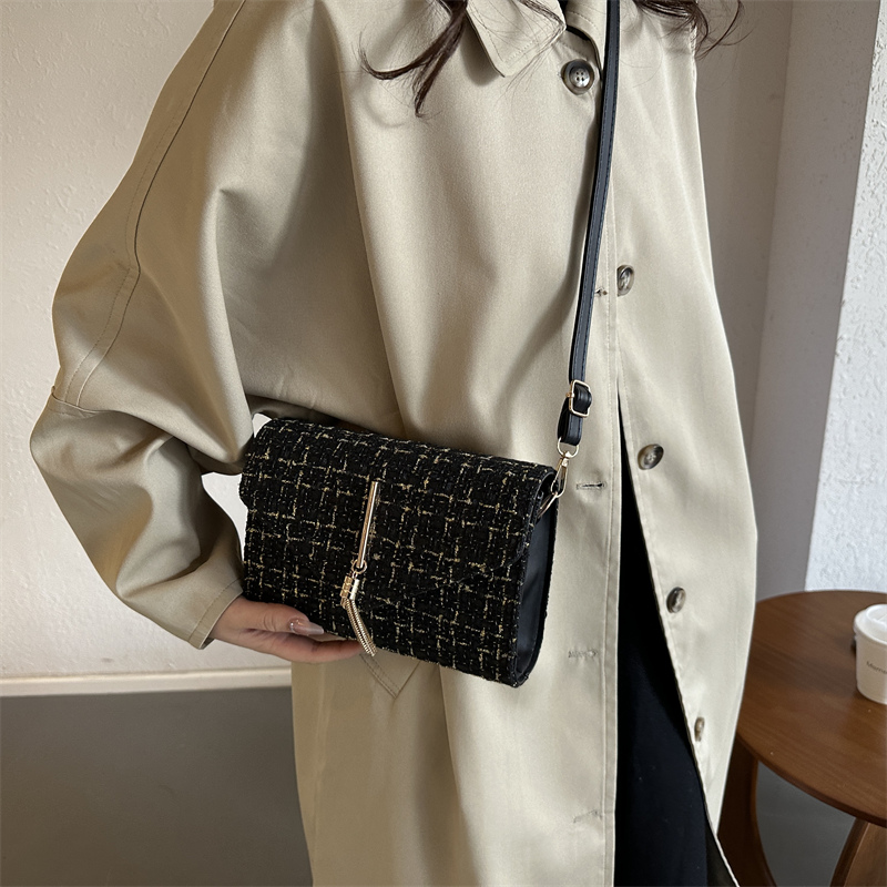 Women's Woolen Color Block Vintage Style Classic Style Square Flip Cover Shoulder Bag display picture 4