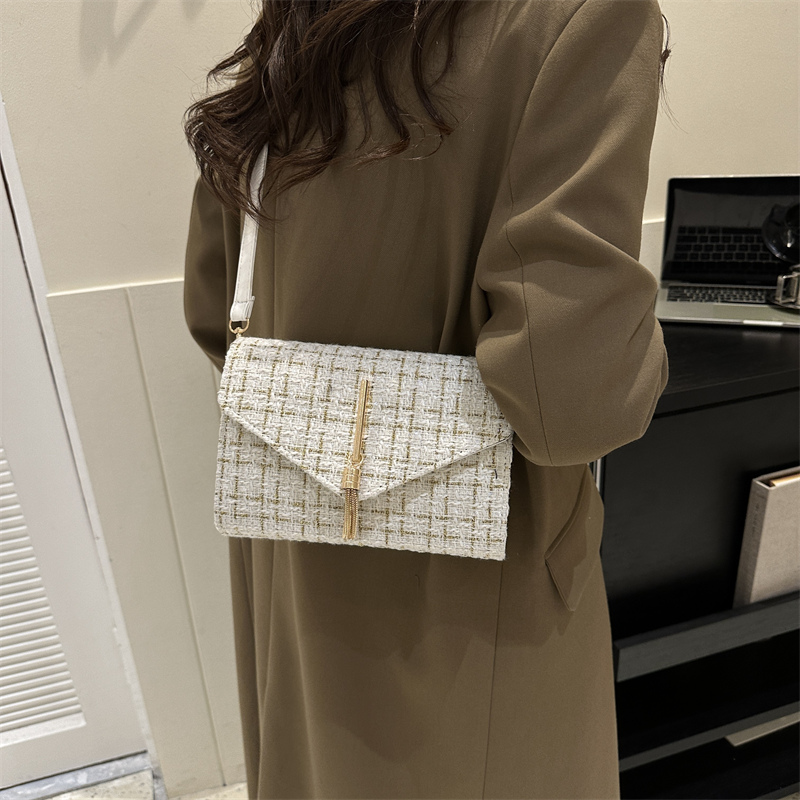 Women's Woolen Color Block Vintage Style Classic Style Square Flip Cover Shoulder Bag display picture 2