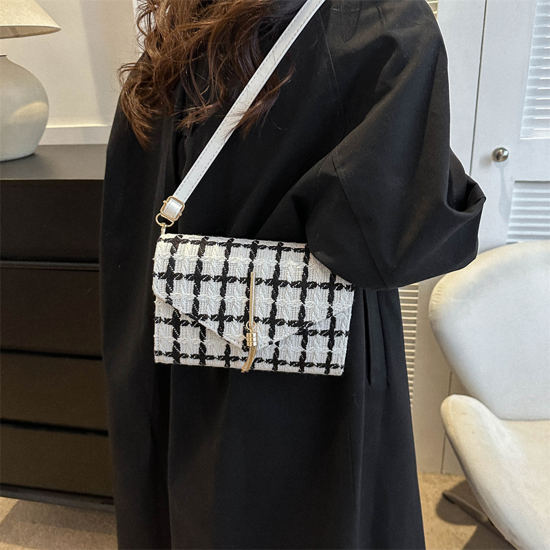 Women's Woolen Color Block Vintage Style Classic Style Square Flip Cover Shoulder Bag display picture 10