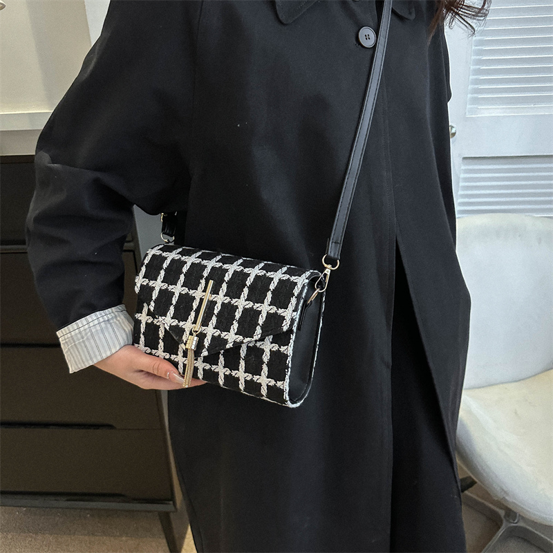 Women's Woolen Color Block Vintage Style Classic Style Square Flip Cover Shoulder Bag display picture 3