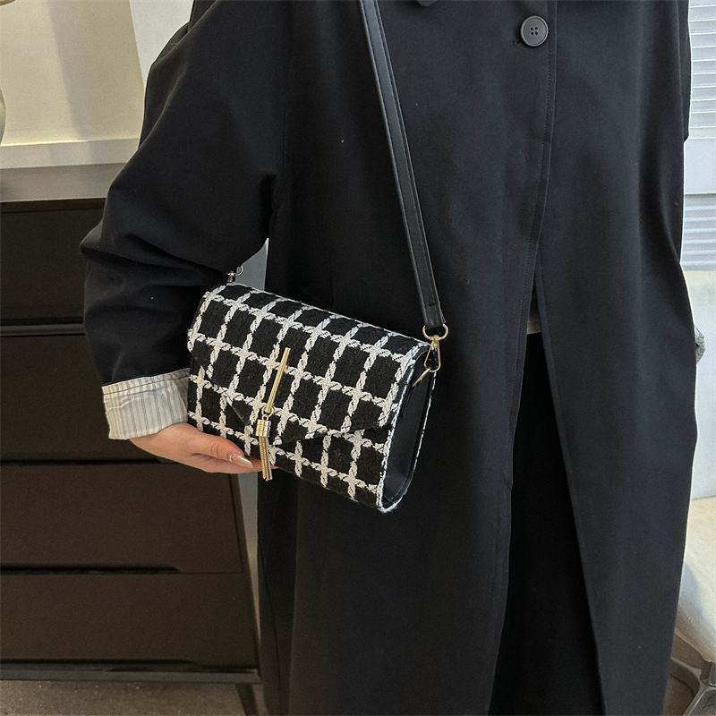 Women's Woolen Color Block Vintage Style Classic Style Square Flip Cover Shoulder Bag display picture 12