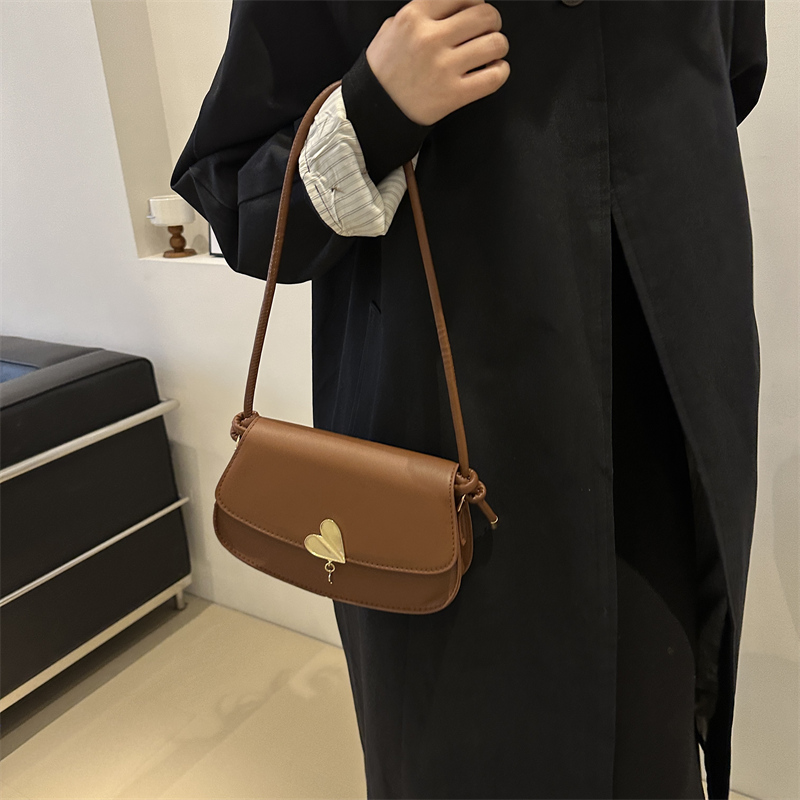 Women's Pu Leather Solid Color Vintage Style Classic Style Semicircle Lock Clasp Shoulder Bag display picture 4