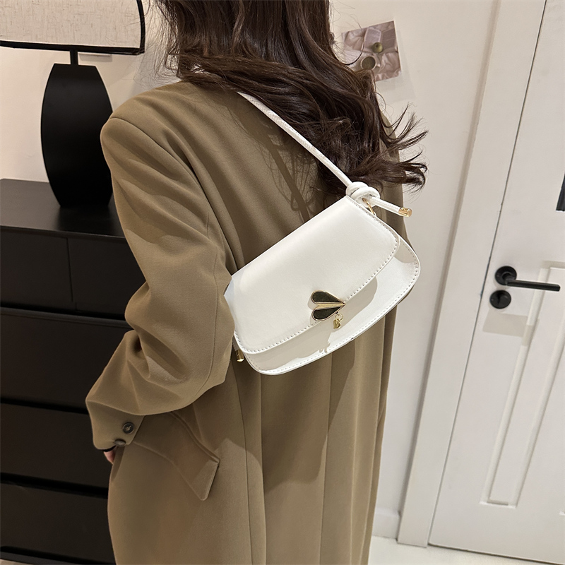 Women's Pu Leather Solid Color Vintage Style Classic Style Semicircle Lock Clasp Shoulder Bag display picture 2