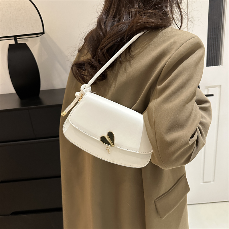 Women's Pu Leather Solid Color Vintage Style Classic Style Semicircle Lock Clasp Shoulder Bag display picture 8