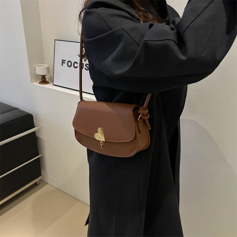 Women's Pu Leather Solid Color Vintage Style Classic Style Semicircle Lock Clasp Shoulder Bag display picture 6