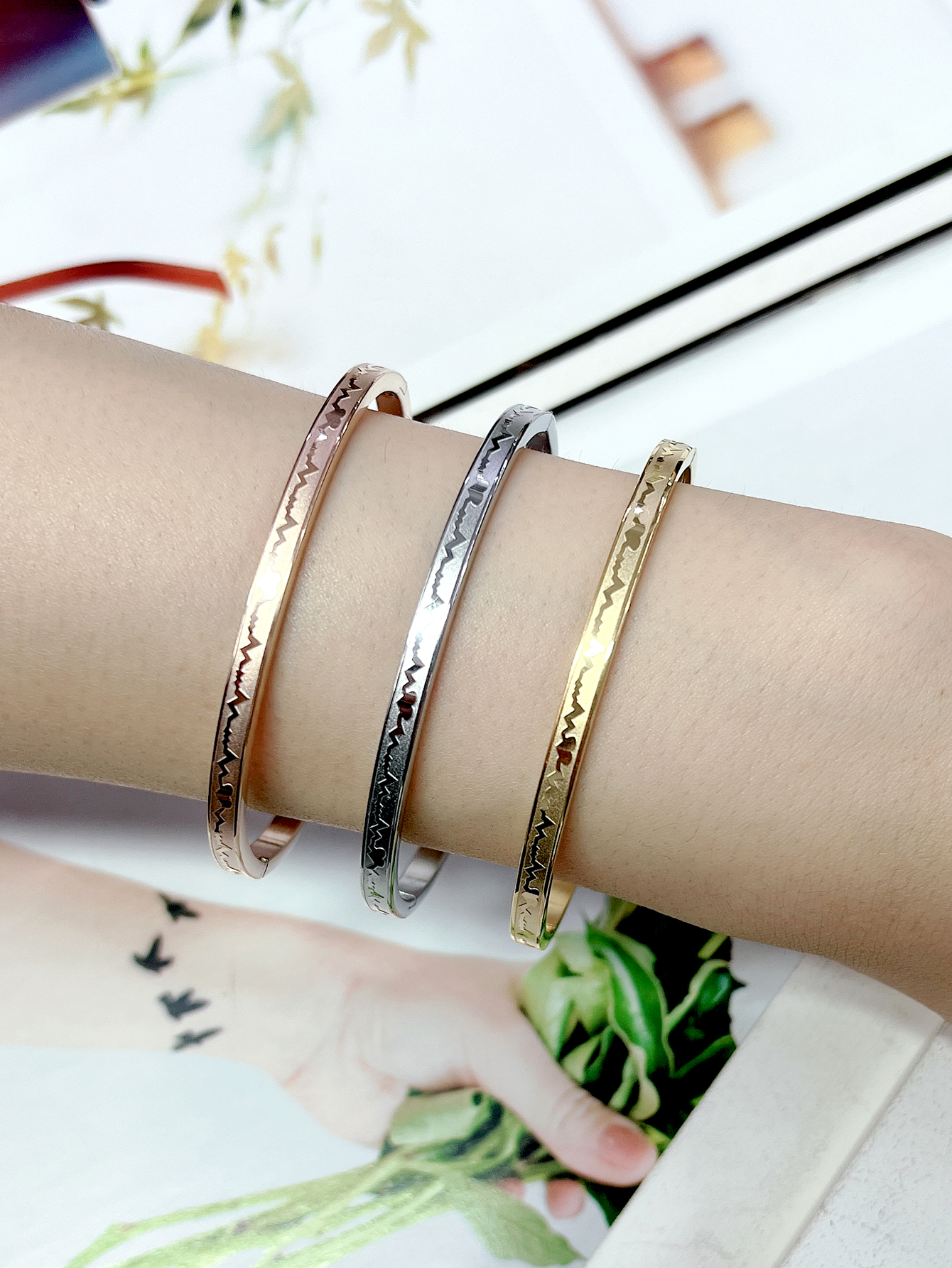 Stainless Steel Ig Style Elegant Simple Style Geometric Letter Electrocardiogram Plating Carving Bangle display picture 6
