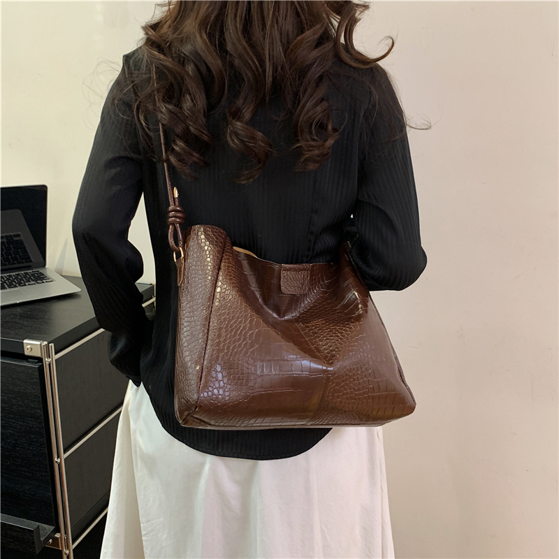 Women's Pu Leather Solid Color Vintage Style Classic Style Square Magnetic Buckle Shoulder Bag display picture 6