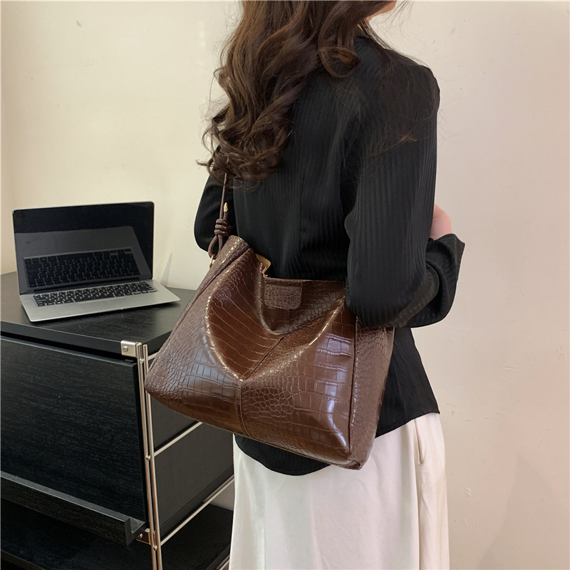 Women's Pu Leather Solid Color Vintage Style Classic Style Square Magnetic Buckle Shoulder Bag display picture 8
