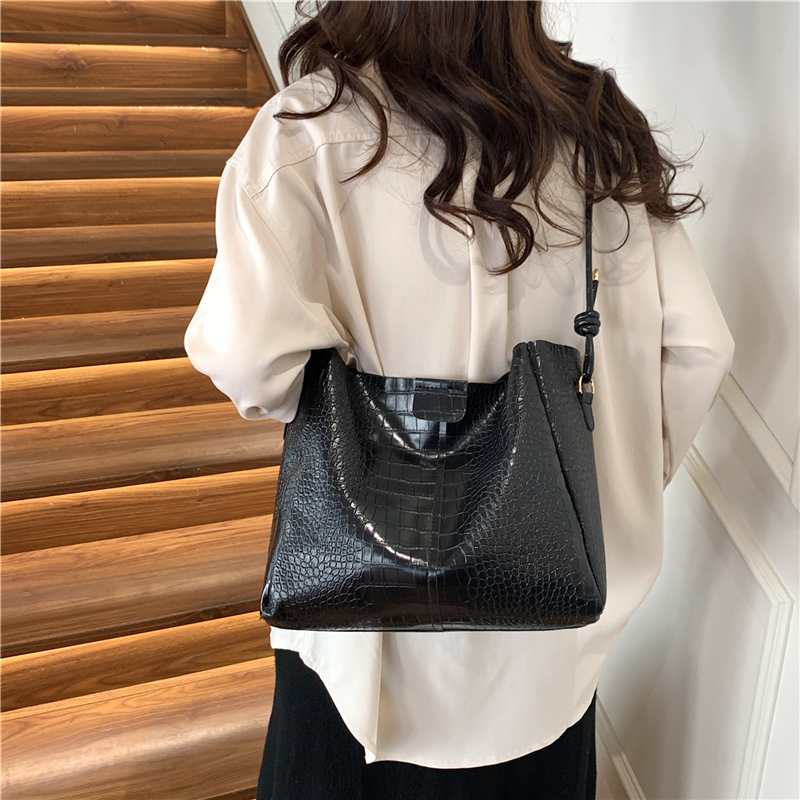 Women's Pu Leather Solid Color Vintage Style Classic Style Square Magnetic Buckle Shoulder Bag display picture 2