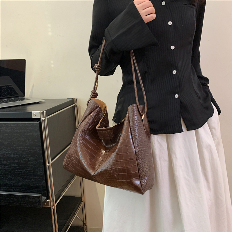 Women's Pu Leather Solid Color Vintage Style Classic Style Square Magnetic Buckle Shoulder Bag display picture 1