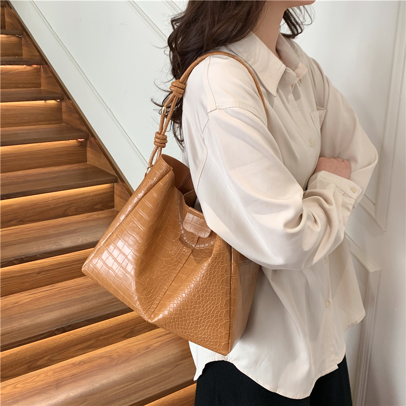 Women's Pu Leather Solid Color Vintage Style Classic Style Square Magnetic Buckle Shoulder Bag display picture 5