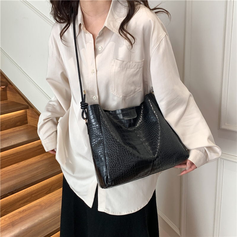 Women's Pu Leather Solid Color Vintage Style Classic Style Square Magnetic Buckle Shoulder Bag display picture 9