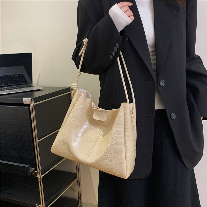Women's Pu Leather Solid Color Vintage Style Classic Style Square Magnetic Buckle Shoulder Bag display picture 7