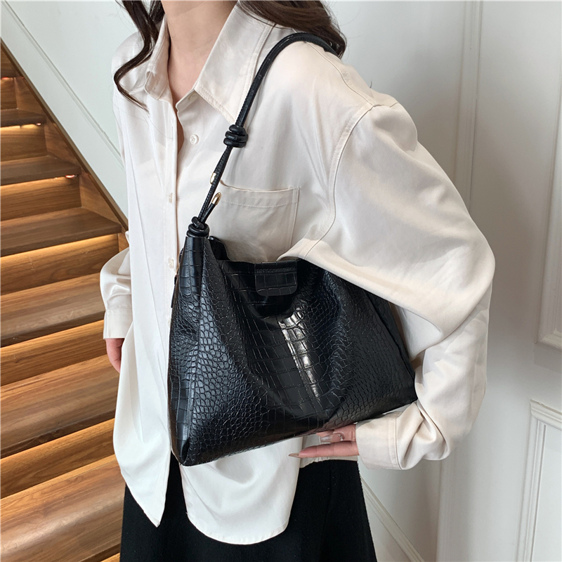 Women's Pu Leather Solid Color Vintage Style Classic Style Square Magnetic Buckle Shoulder Bag display picture 10
