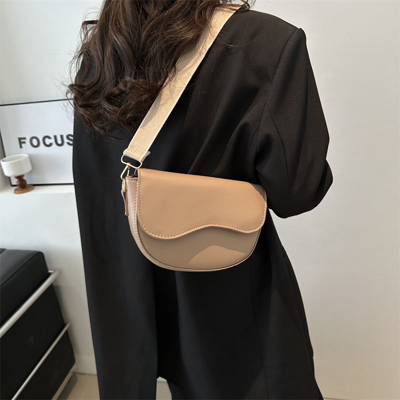 Women's Pu Leather Solid Color Classic Style Semicircle Flip Cover Shoulder Bag display picture 6