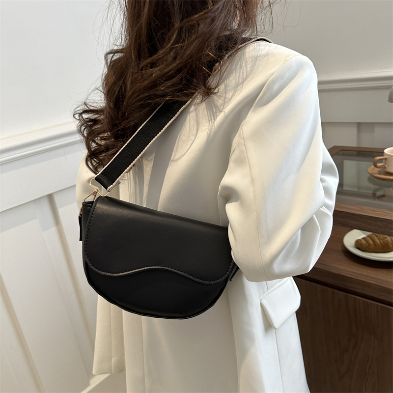 Women's Pu Leather Solid Color Classic Style Semicircle Flip Cover Shoulder Bag display picture 1