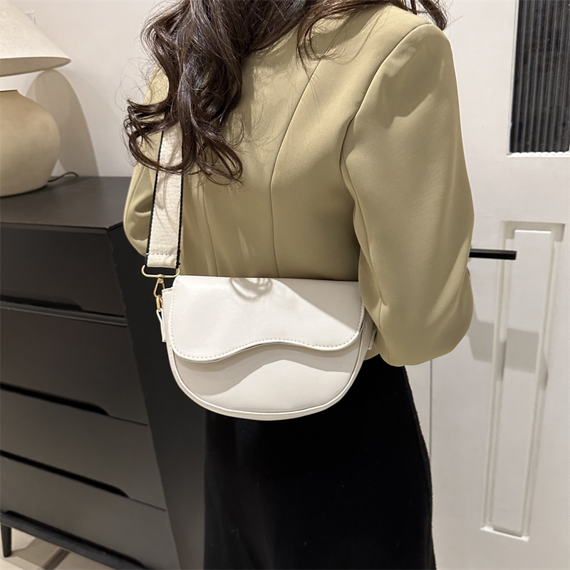 Women's Pu Leather Solid Color Classic Style Semicircle Flip Cover Shoulder Bag display picture 7