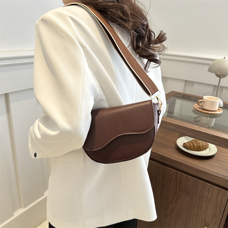 Women's Pu Leather Solid Color Classic Style Semicircle Flip Cover Shoulder Bag display picture 11